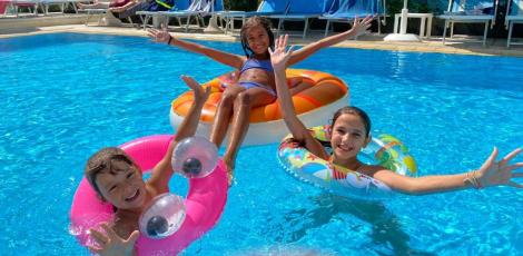 hoteladelphi it offerta-vacanze-per-famiglie-giugno-in-hotel-tre-stelle-con-piscina-a-riccione 025