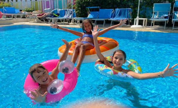 Offerta fine Agosto in Family Hotel Riccione con piscina, parcheggio e animazione