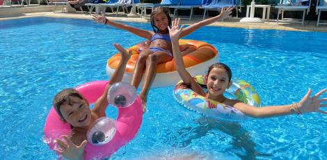 hoteladelphi en august-offers-family-hotel-riccione-with-pool-parking-and-enterteinment 007