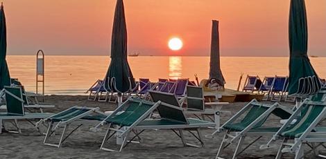 hoteladelphi en last-minute-july-offer-hotel-3-stars-beach-front-in-riccione-with-pool-and-parking 051